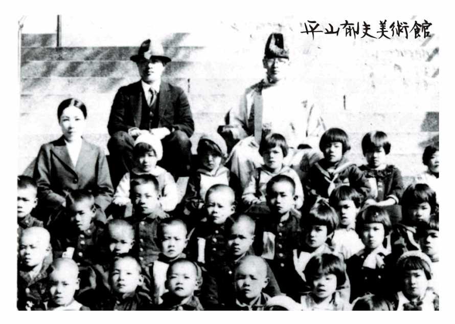 瀬戸田尋常高等小学校（国民学校）の入学式で。下から3段目、左から4人目。（1937年）