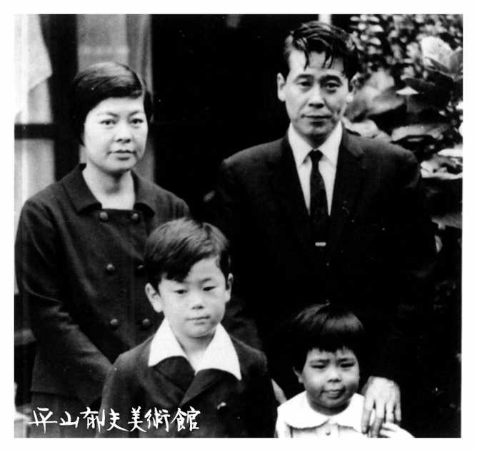 東京・板橋区成増町に住んでいた頃の夫妻。長男・廉、長女・弥生と（1962年）
