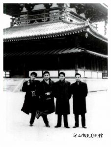 東京芸術大学の学生と奈良研修旅行。法隆寺金堂の前で （1958年）