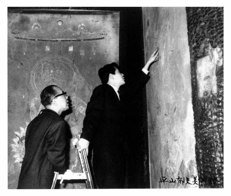 焼損した法隆寺金堂壁画の前で（1966年）