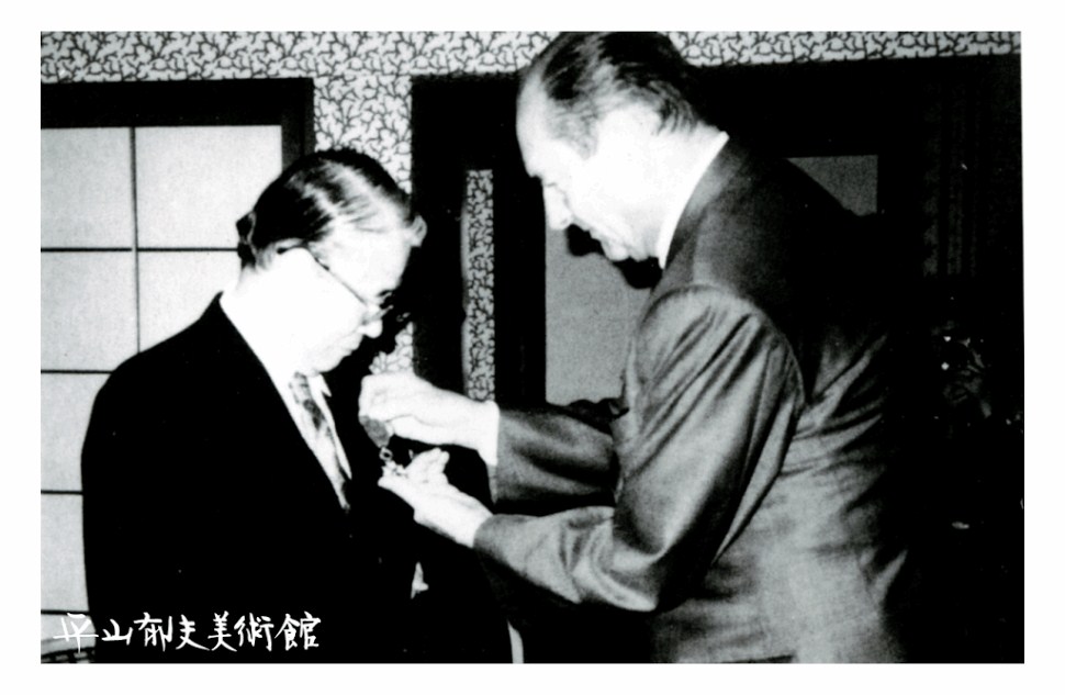 シラク大統領よりレジオン・ドヌール勲章を授与される（1996年）。