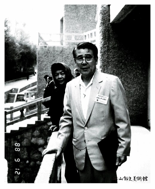 敦煌莫高窟で美知子夫人と（1998年）。